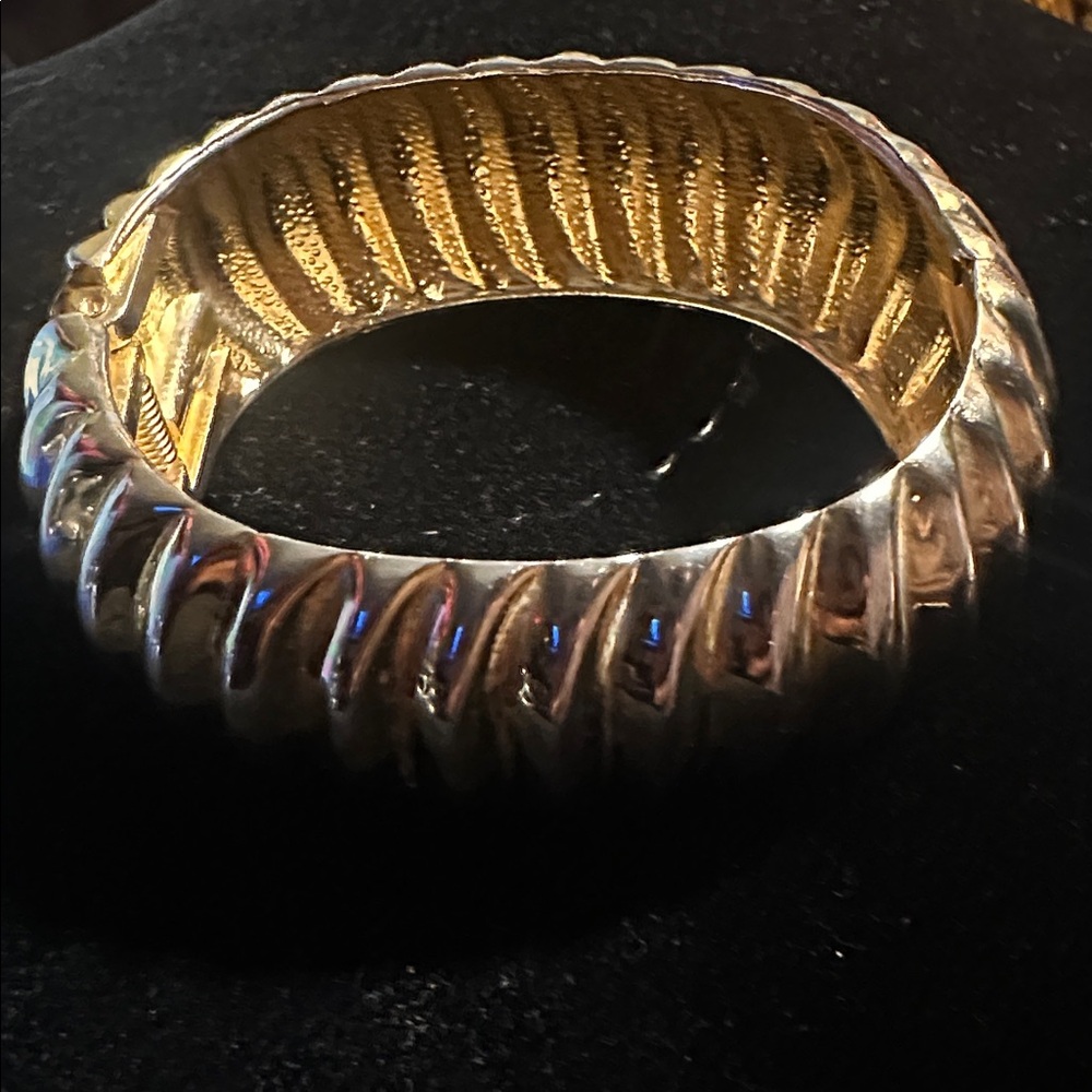 VINTAGE WIDE TEXTURED GOLDTONE HINGED CUFF BRACELET - Picture 2 of 2